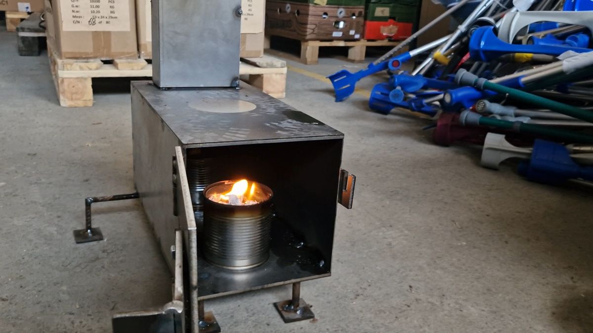 Z pražské dílny až do mrazivých zákopů: Češi vyrábějí vojákům teplo v plechovce